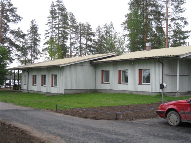 Savonlinna Tanhuvaaran urheiluopistossa on kaksi samanlaista rivitaloa, Posse ja Pamaus. Hilkka Högström 2011