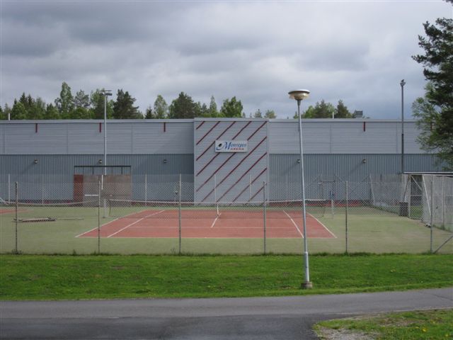 Kuva: Savonlinna Tanhuvaaran jäähalli tenniskenttien takana. Hilkka Högström 2011
