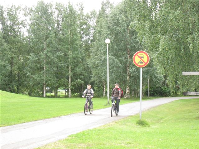 Raahe Pattasten urheilupuiston kevyen liikenteen reittiä. Hilkka Högström 2011