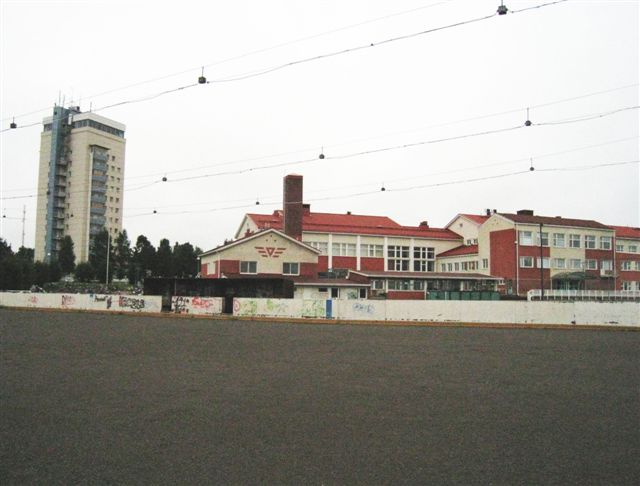 Raahe Rantakenttä, valaistu kaukalo, taustalla Raahen lukio ja tornitalo. Hilkka Högström 2011