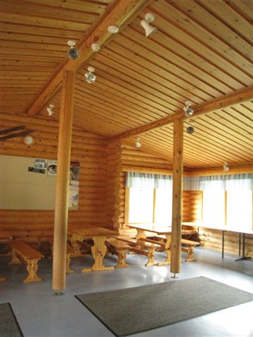 Kuva: Raahe Hiihtomajan päärakennus sisältä. Hilkka Högström 2011