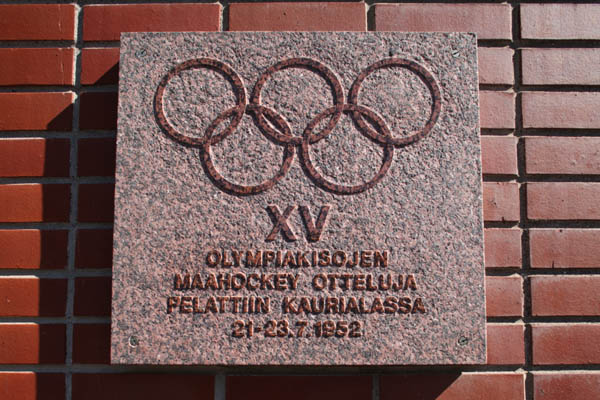 Hämeenlinna Olympialaisten muistotaulu Kaurialan kentän katsomon seinässä. Hanna Tyvelä 19.8.2011