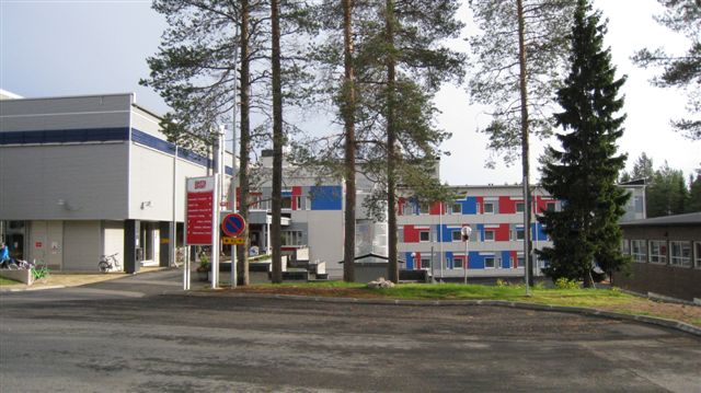 Kuva: Rovaniemi Lapin Urheiluopiston päärakennus, sinipunajulkisivu on päärakennuksen toinen laajennusosa. Hilkka Högström 2011