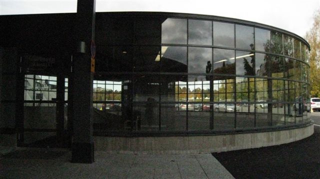 Tampere Hakametsän jäähalli, pelaajien sisäänkäynti. Hilkka Högström 2011