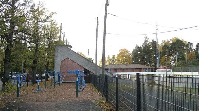 Kuva: Tampere Koulukadun tekojääradan katsomo ja pukuhuone- ja huoltorakennus. Hilkka Högström 2011