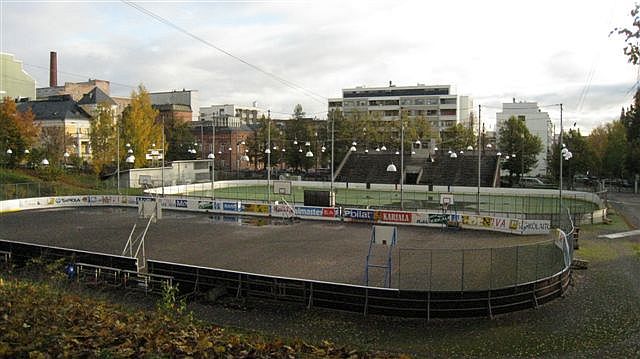 Tampere Koulukadun tekojäärata katsomo- ja huoltorakennuksineen. Hilkka Högström 2011