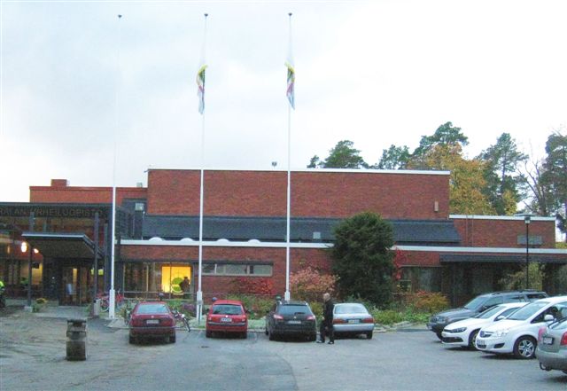 Kuva: Tampere Varalan urheiluopisto, päärakennuksen sisäänkäynti. Hilkka Högström 2011