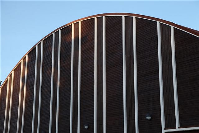 Lohja Kisakallion vanhimpien palloiluhallien kaarimuoto on tunnusomainen piirre päärakennuksen arkkitehtuurissa. Hanna Tyvelä 2011