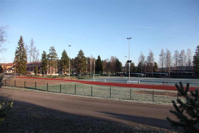Lohja Kisakallion nurmikenttä, beachvolley-kenttä sekä takana päärakennus ja majoitusrakennus Koivupiha. Hanna Tyvelä 2011