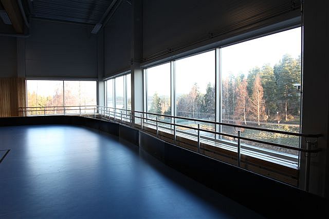 Lohja Päärakennuksen 2011 valmistuneen palloiluhallin ikkunat avautuvat rantapuistoon. Hanna Tyvelä 2011