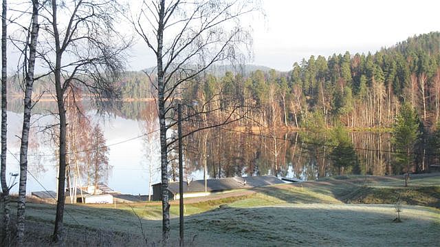 Kuva: Lohja Kisakallion melontareitit lähtevät urheiluopiston rannasta. Hilkka Högström 2011