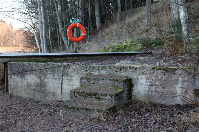 Kuva: Lohja Kisakallion rantasaunan laituri on rakennettu vanhan betonisen kivijalan päälle. Hanna Tyvelä 2011