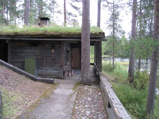 Kuva: Sotkamo Motelli Vuokatin savusauna Ahvenuksenlammen rannalla. Hilkka Högström 2011