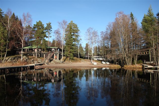 Kuva: Raasepori Kisakeskuksen rantasauna, takana näkyy vanha päärakennus. Hanna Tyvelä 2011