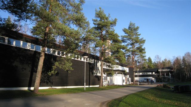Raasepori Kisakallion vanha päärakennus, takana Alatalo ja Ylätalo. Hilkka Högström 2011