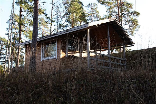 Raasepori Kisakeskuksen leirikylän vanha kesäkioski. Hanna Tyvelä 2011