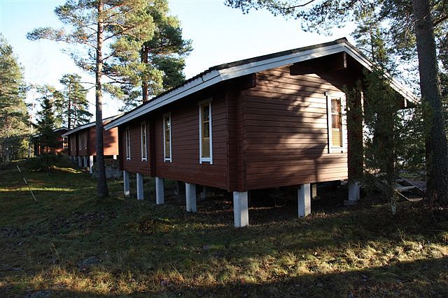 Kuva: Raasepori Kisakeskuksen leirikylän mökkejä. Hanna Tyvelä 2011