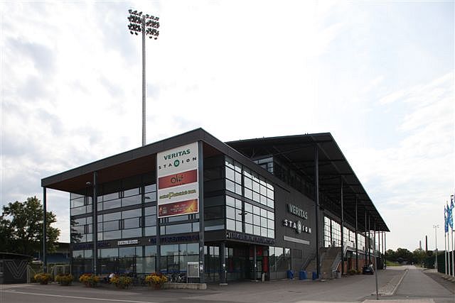 Turku Kupittaan jalkapallostadionin 2003 valmistunut katsomo-, huolto- ja ravintolarakennus. Hanna Tyvelä 2011