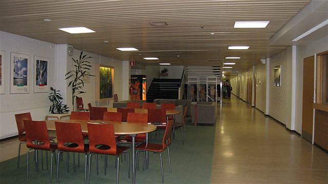 Lahti Pajulahden urheiluopiston päärakennuksen hallintosiiven käytävä. Hilkka Högström 2011