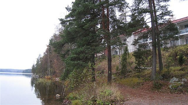 Lahti Pajulahden urheiluopiston rantaraitti ja majoitusrakennuksia. Hilkka Högström 2011
