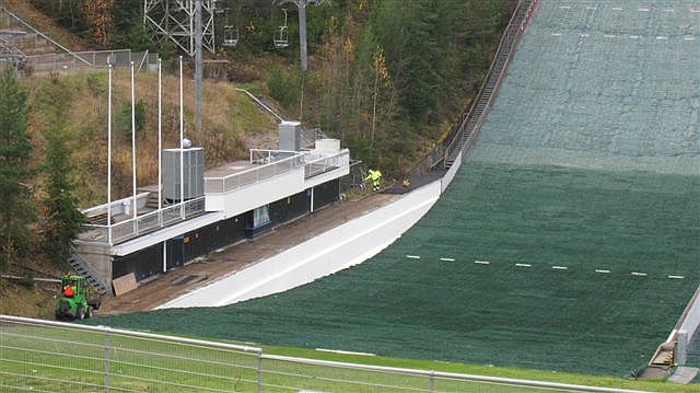 Lahti Lahden urheilukeskuksen maauimala on rakennettu Suurmäen mäkimonttuun. Hilkka Högström 2011