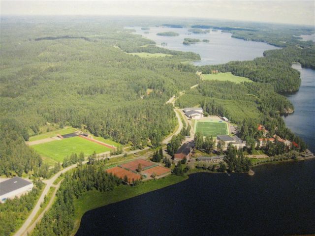 Lahti Pajulahden urheiluopiston ilmakuva kehystettynä opiston seinälle. Hilkka Högström 2011