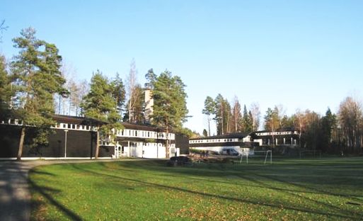 Kuva: Raasepori Kisakeskuksen vanha päärakennus ja asuinrakennukset alakentän laidalla. Hilkka Högström 2011