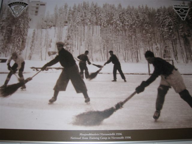Kuva: Heinola Valokuva jääkiekkomaajoukkueen leiriltä 1936 Vierumäen urheiluopiston jäähallin seinällä. Hilkka Högström 2011