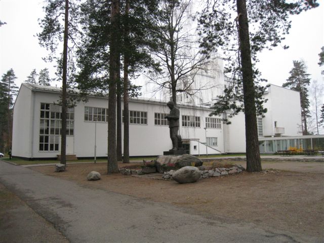 Heinola Vierumäen urheiluopiston päärakennus, edustalla veistos Tahko Pihkalasta. Hilkka Högström 2011