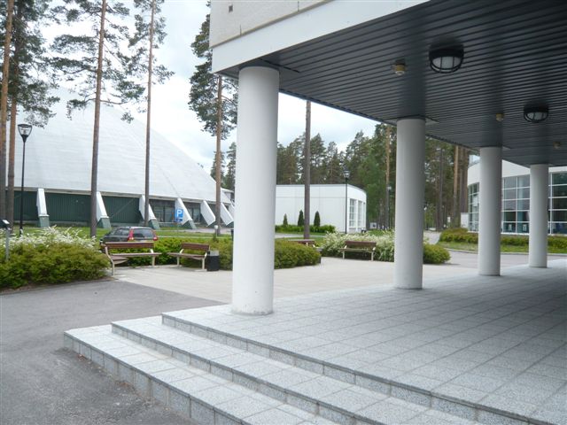 Heinola Vierumäen urheiluopiston keskusalueen rakennuksia edustalla Ilkka, taustalla urheilu- ja uimahalli. Hilkka Högström 2011