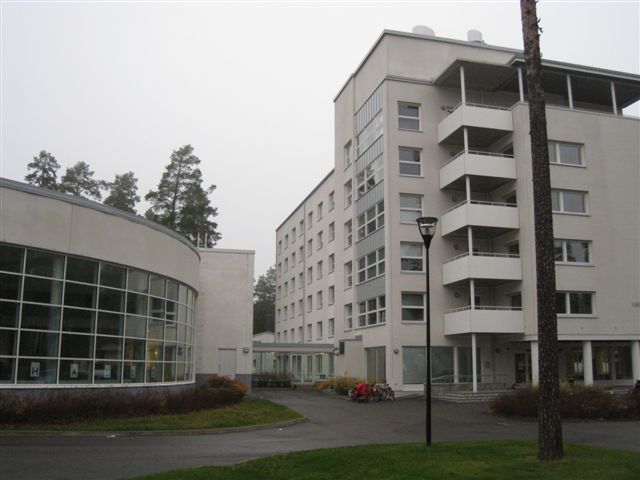 Heinola Vierumäen urheiluopiston keskusalueen majoitusrakennus Ilkka oikealla, vasemmalla uimahalli. Hilkka Högström 2011