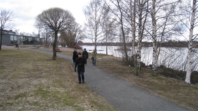 Kuva: Hämeenlinna Hämeensaaren ranta-alueen kävelyreittiä, taustalla uimaranta ja -halli. Hilkka Högström 2011