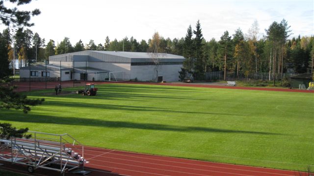 Tammela Eerikkilän urheilukenttä, taustalla liikuntahalli. Hilkka Högström 2011
