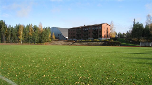 Kuva: Tammela Eerikkilän urheilukenttä, taustalla majoitusrakennus Tammela ja palloiluhalli. Hilkka Högström 2011