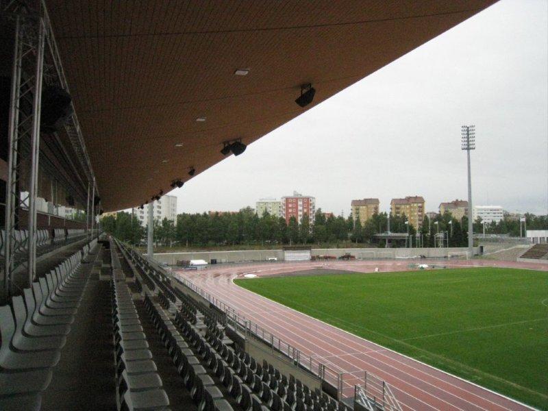 Oulu Raatin urheilukenttä pääkatsomosta kuvattuna. Hilkka Högström 2011