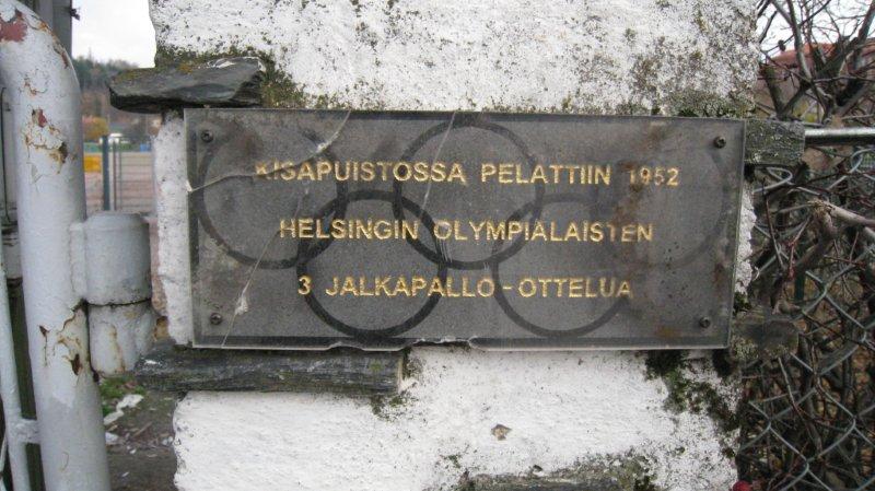 Lahti Lahden kisapuiston pallokentän muistotaulu olympiavuodesta 1952. Hilkka Högström 2011